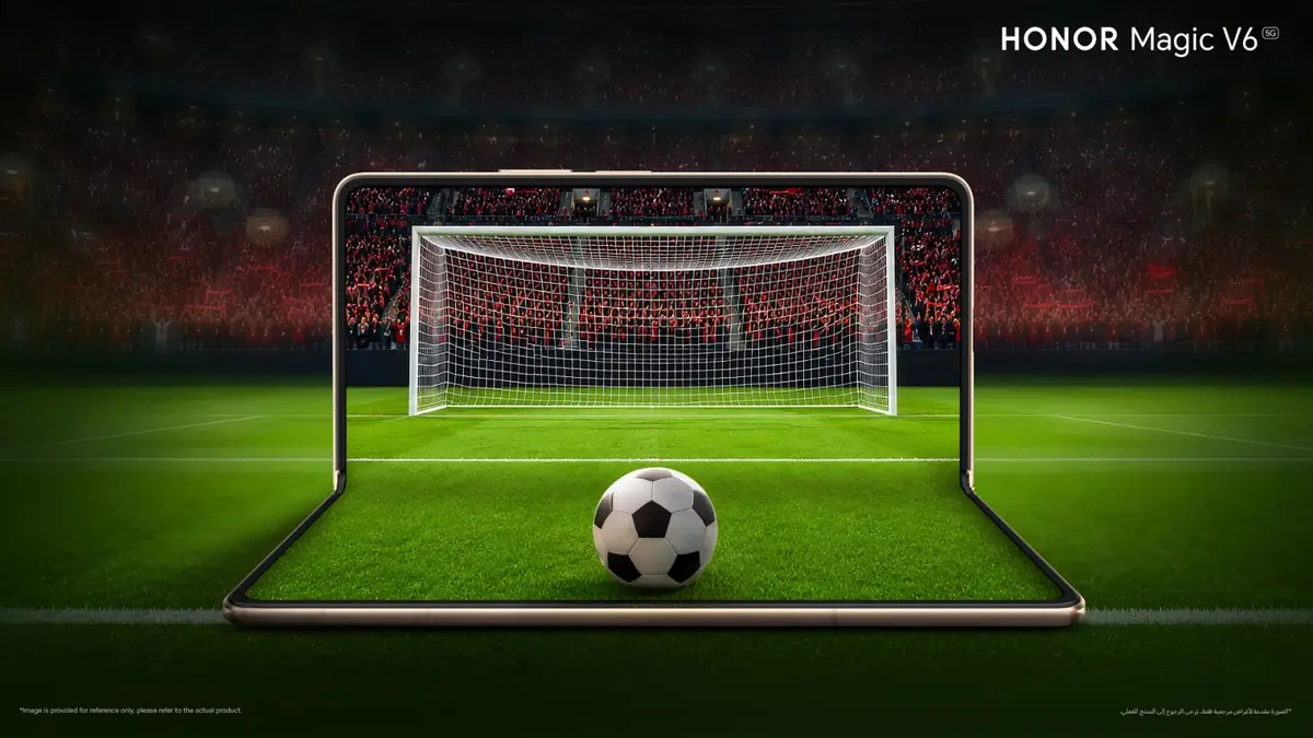 هاتف HONOR Magic V6 القابل للطي يعرض مباراة كرة قدم مع خاصية تعدد المهام على الشاشة المنقسمة